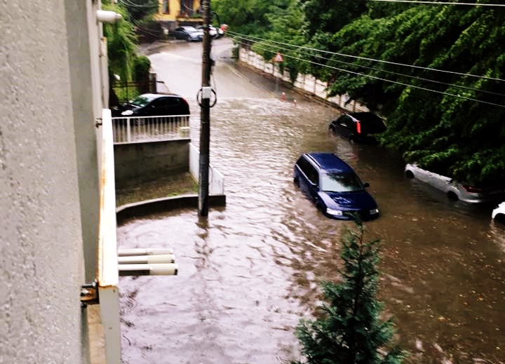 Furtună în Cluj-Napoca | Mai multe străzi au fost inundate