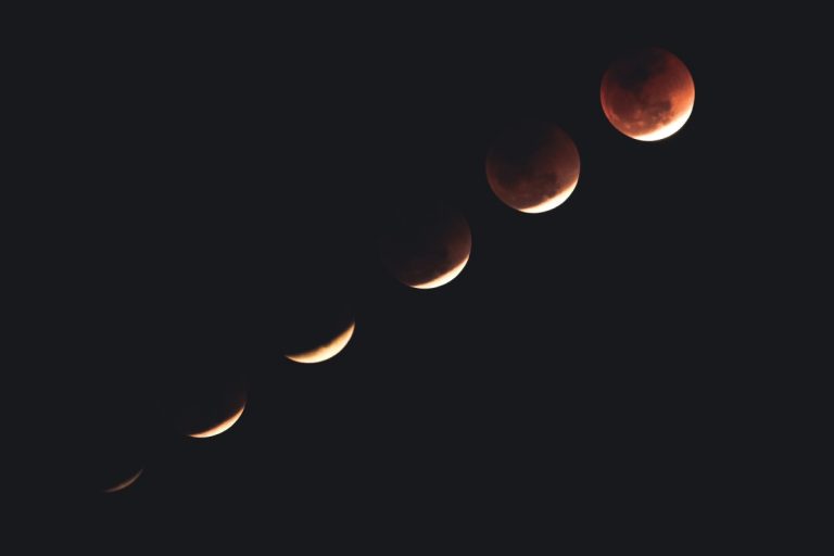 Cea mai lungă Eclipsă de Lună din acest secol va fi vizibilă, în această seară, şi din România 4 Cea mai lungă Eclipsă de Lună din acest secol va fi vizibilă, în această seară, şi din România