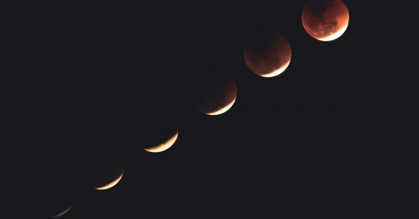 Cea mai lungă Eclipsă de Lună din acest secol va fi vizibilă, în această seară, şi din România
