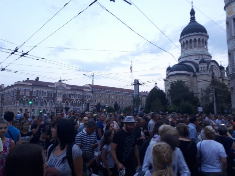 Peste 10.000 de protestatari la Cluj! S-a scandat: "Justiție, nu corupție" şi "București, nu uita, Clujul e de partea ta" 3 39040949 295540464543589 4380922807207329792 n