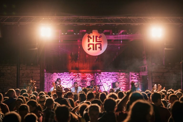 VIDEO | Peste 4.000 de oameni din circa 20 de țări au participat la ediția a treia a Mera World Music Festival 8 Peste 4.000 de oameni din circa 20 de țări au participat la ediția a treia a Mera World Music Festival