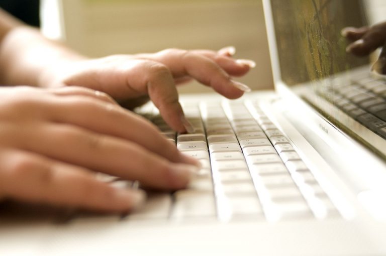 O carcasă laptop defectă trebuie grabnic înlocuită