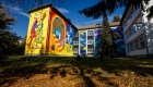 Artă în curtea școlii | Mai mulţi artişti au colorat zidurile cenuşii ale unei şcoli din Cluj