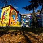 Artă în curtea școlii | Mai mulţi artişti au colorat zidurile cenuşii ale unei şcoli din Cluj