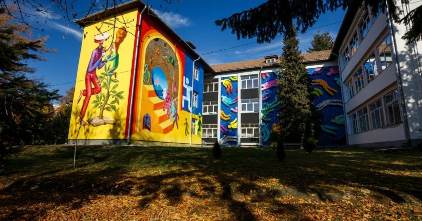 Artă în curtea școlii | Mai mulţi artişti au colorat zidurile cenuşii ale unei şcoli din Cluj