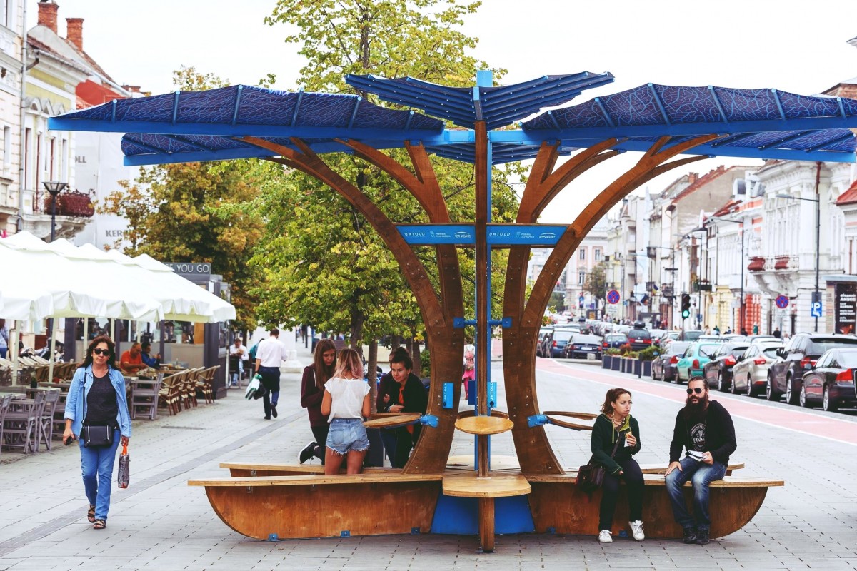 Smart City | Un nou tip de „arbore” la Cluj - acesta încarcă gratuit dispozitivele