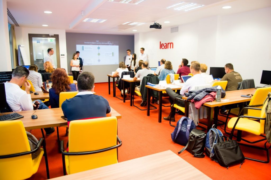 Slujbele viitorului se învață, printr-un program pornit de la Cluj, încă de pe băncile școlii