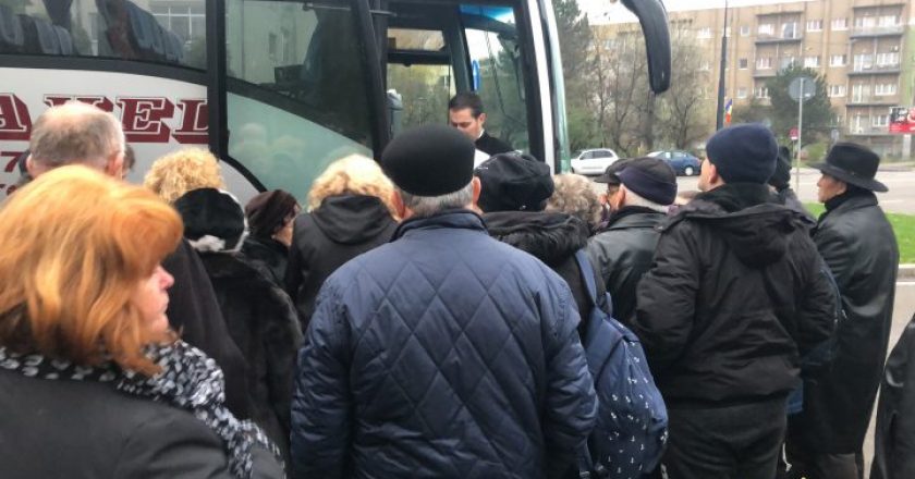 500 de enoriaşi din Cluj duşi cu autocarele la sfinţirea Catedralei Mântuirii Neamului din Bucureşti