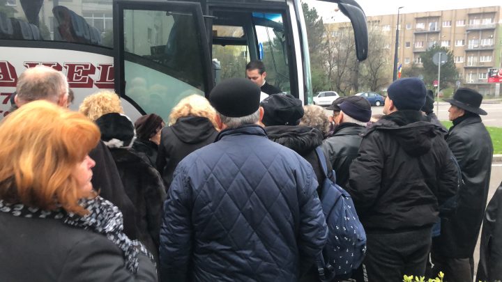 500 de enoriaşi din Cluj duşi cu autocarele la sfinţirea Catedralei Mântuirii Neamului din Bucureşti