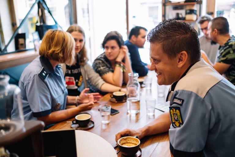 La Cluj, cafeaua aduce poliţiştii mai aproape de cetățeni, în cadrul unui eveniment atipic (FOTO) 2 La Cluj, cafeaua aduce poliţiştii mai aproape de cetățeni, în cadrul unui eveniment atipic