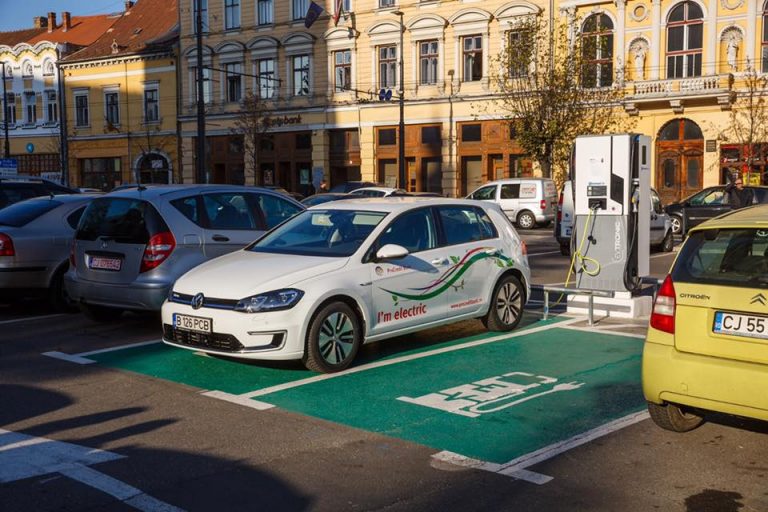 Staţii de încărcare pentru maşinile electrice din Cluj-Napoca | Şoferii îşi pot încărca maşinile gratuit