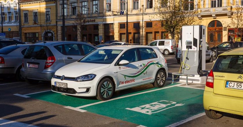 Staţii de încărcare pentru maşinile electrice din Cluj-Napoca | Şoferii îşi pot încărca maşinile gratuit