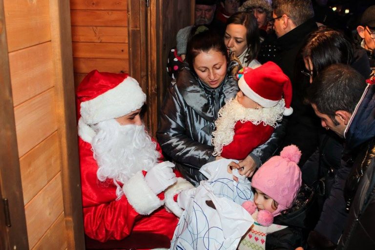 Moş Nicolae va poposi în Piaţa Unirii din Cluj şi va împărţi copiilor 1500 de cadouri