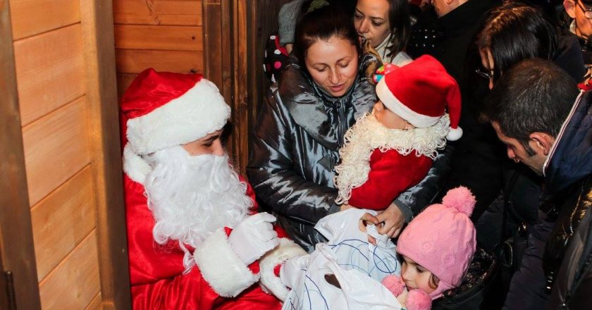 Moş Nicolae va poposi în Piaţa Unirii din Cluj şi va împărţi copiilor 1500 de cadouri