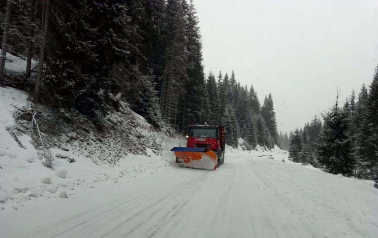 Trei drumuri din zona muntoasă a Clujului au fost închise temporar din cauza viscolului