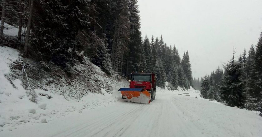 Trei drumuri din zona muntoasă a Clujului au fost închise temporar din cauza viscolului