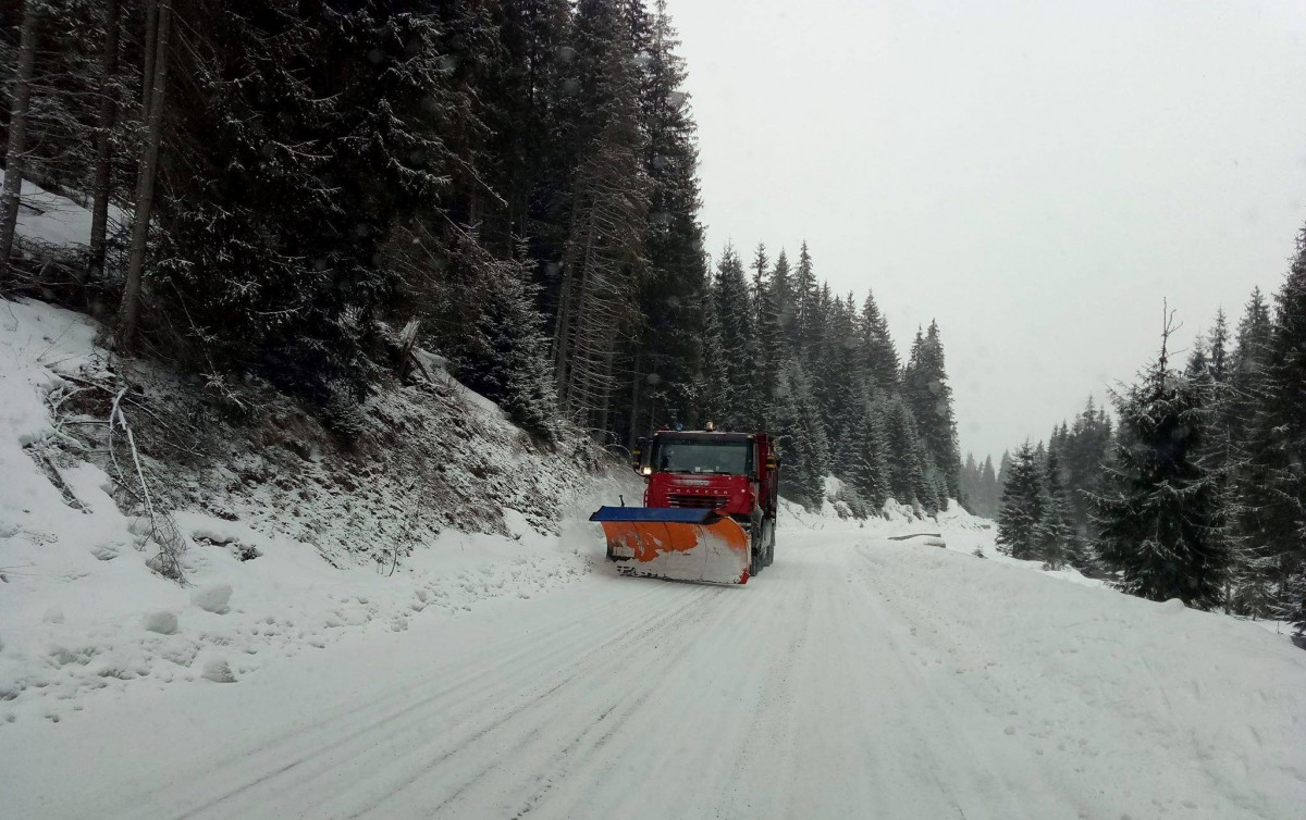 Trei drumuri din zona muntoasă a Clujului au fost închise temporar din cauza viscolului
