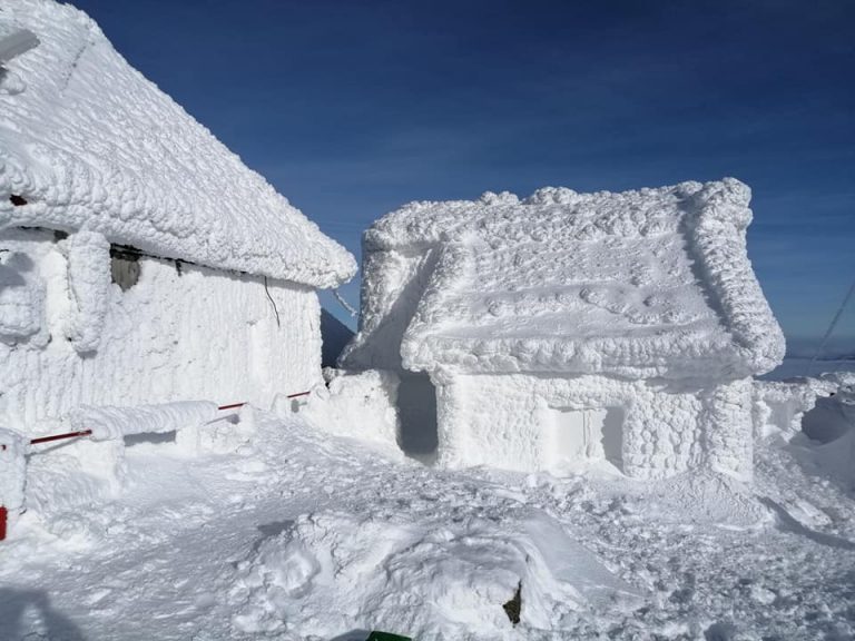 Staţia meteo Vlădeasa este îngheţată complet