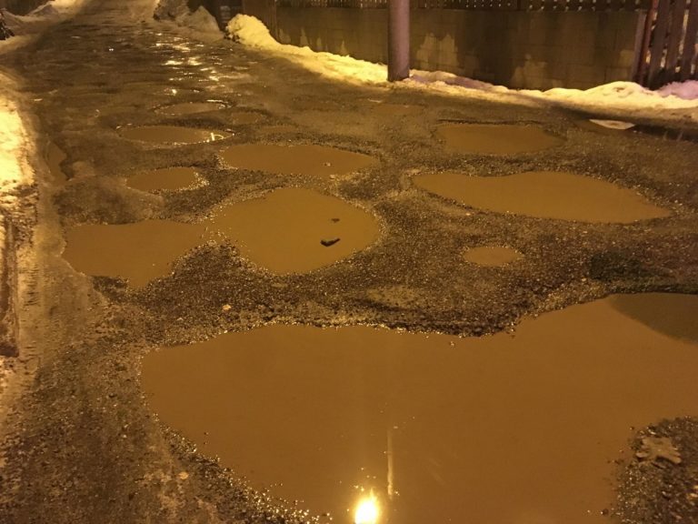FOTO | Strada dintr-un cartier din Cluj comparată cu un peisaj de pe Lună