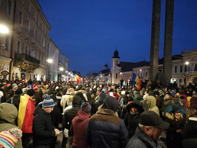 VIDEO | Protest la Cluj! Mii de oameni au ieşit în stradă pentru a susține Justiția 1 Protest la Cluj! Mii de oameni au ieşit în stradă pentru a susține Justiția