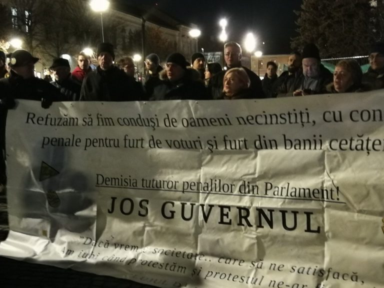 A doua zi de proteste la Cluj! Oamenii o susţin pe Laura Codruța Kovesi
