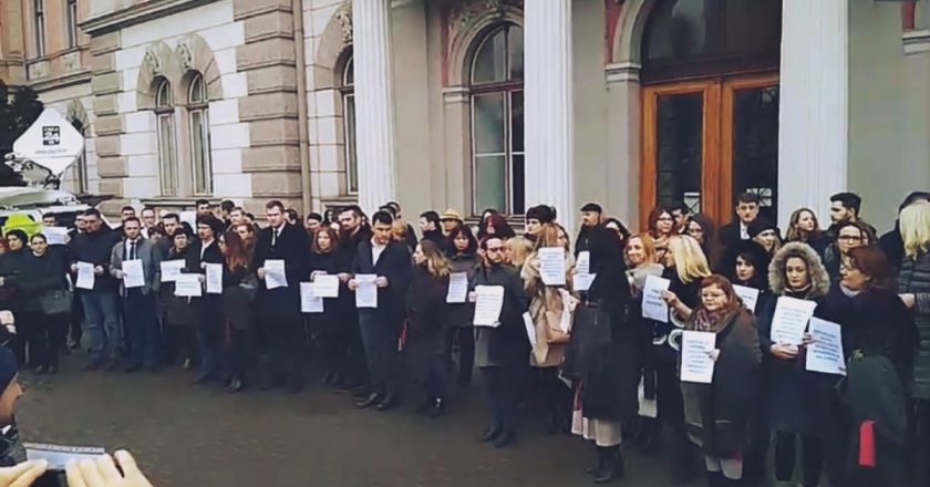 Aproximativ 100 de magistrații din Cluj protestează în stradă pentru a susține independența Justiției