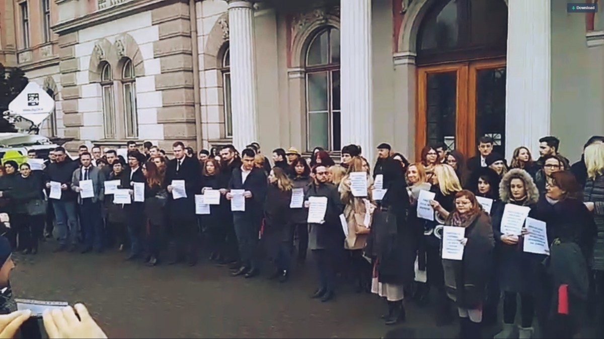 Aproximativ 100 de magistrații din Cluj protestează în stradă pentru a susține independența Justiției