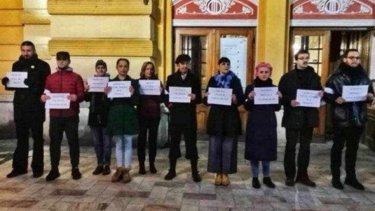 Un nou protest al actorilor de la Teatrul Național din Cluj faţă de modificarea legilor Justiţiei 1 Un nou protest al actorilor de la Teatrul Național din Cluj faţă de modificarea legilor Justiţiei
