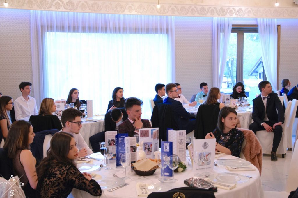 În prag de sărbători: 5000 de euro, strânși de voluntari liceeni pentru copii cu autism