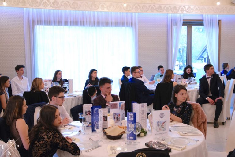 În prag de sărbători: 5000 de euro, strânși de voluntari liceeni pentru copii cu autism 9 În prag de sărbători: 5000 de euro, strânși de voluntari liceeni pentru copii cu autism