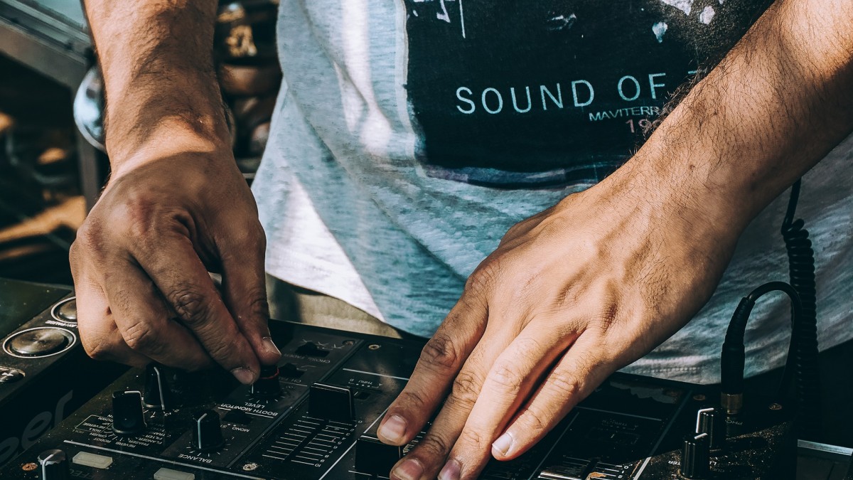 Prima școală gratuită de DJ din România va fi deschisă la Cluj