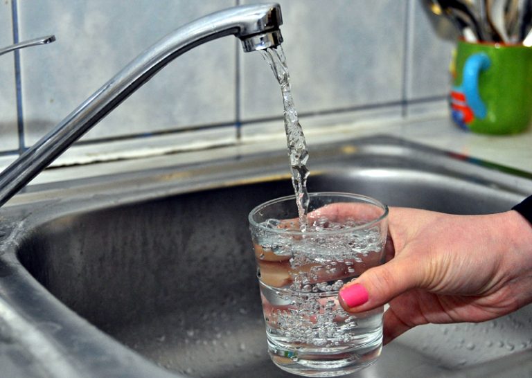 Municipiile Dej şi Gherla rămân fără apă potabilă până luni! Lucrările la o ţeavă spartă vor dura trei zile
