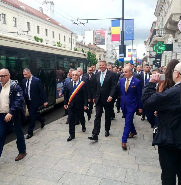 Klaus Iohannis plimbare pe strazile din Cluj: "La Cluj mă simt ca acasă"