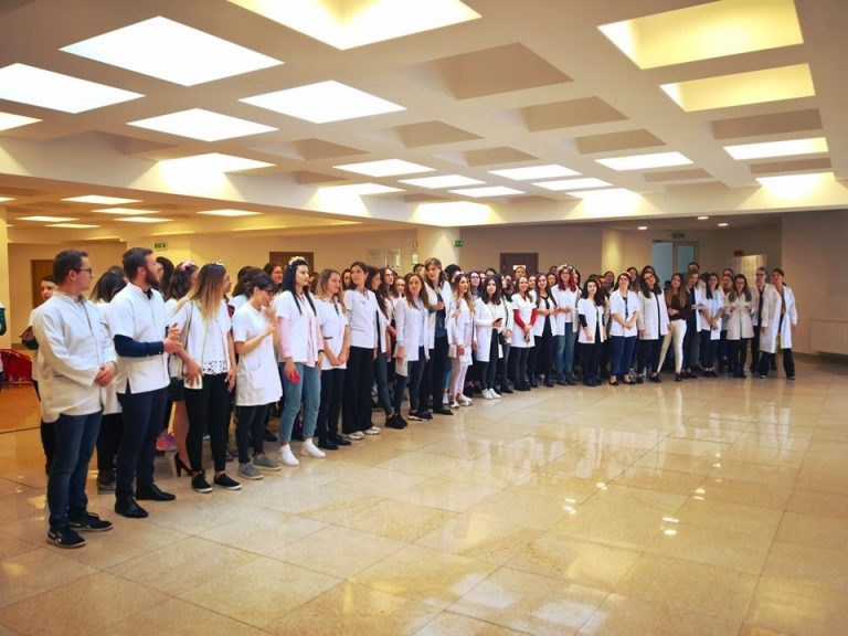 Inedit: serenadele studenţilor UMF Cluj! Viitorii medici şi farmacişti îşi iau rămas bun de la facultate