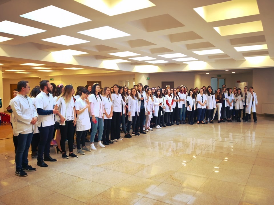 Inedit: serenadele studenţilor UMF Cluj! Viitorii medici şi farmacişti îşi iau rămas bun de la facultate