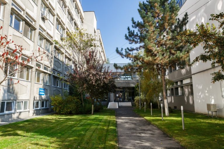 O orchestră din Cluj va susţine un concert inedit în curtea Spitalului Municipal din Cluj-Napoca 1 Primăria din Köln a donat 70 de paturi Spitalului "Clujana"