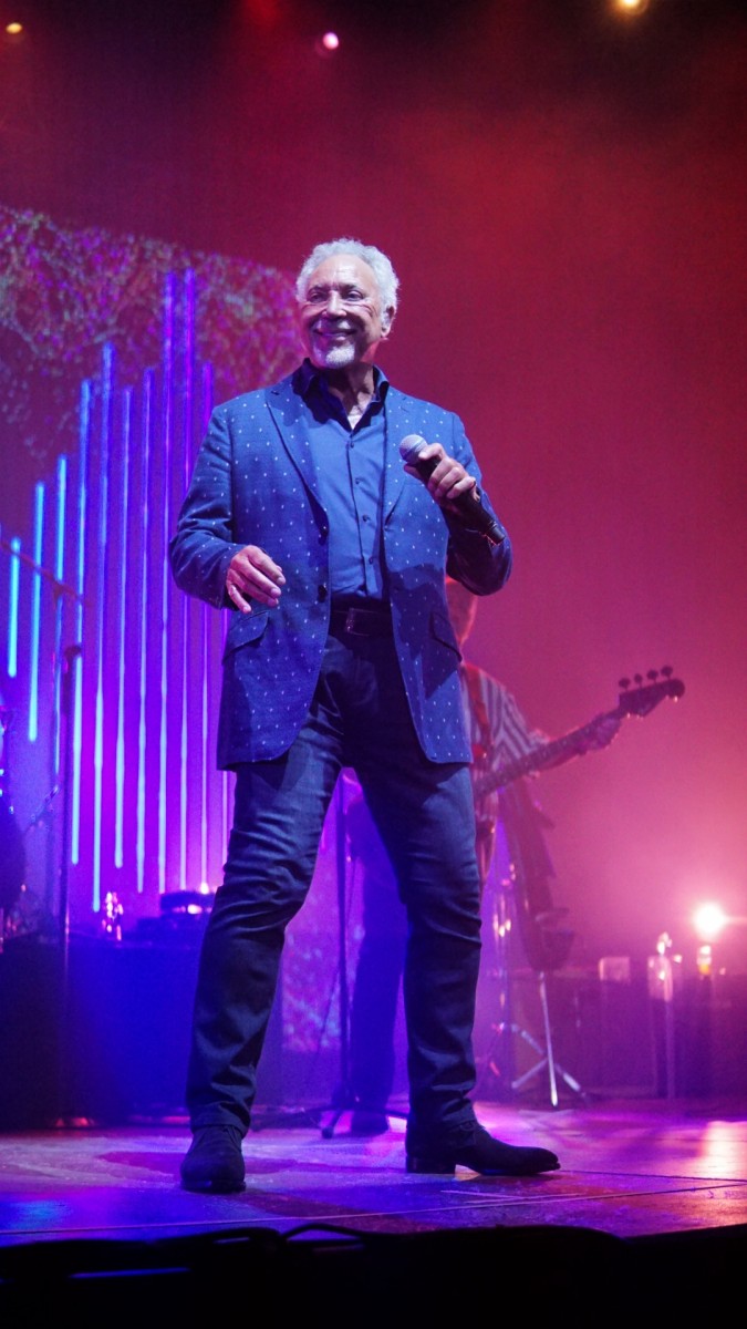 Sir Tom Jones a concertat la Cluj în faţa a mii de fani veniţi din toate colţurile ţării