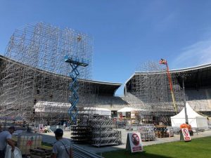 Pregătiri pentru UNTOLD: se montează scena principală pe Cluj Arena
