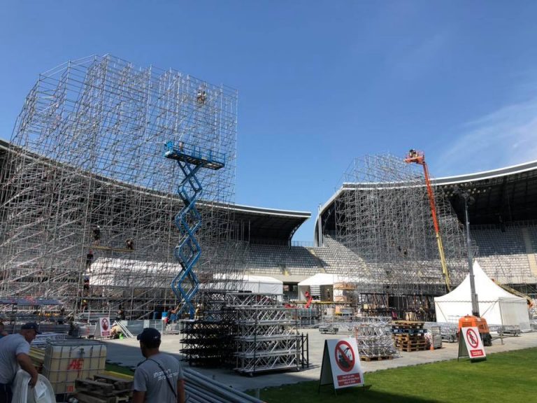 Pregătiri pentru UNTOLD: se montează scena principală pe Cluj Arena