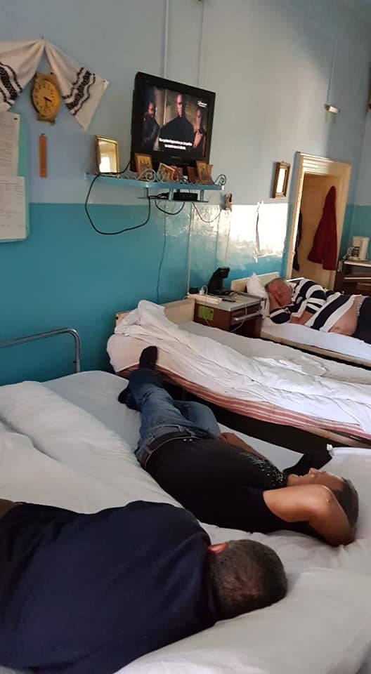 pacienti inghesuiti in saloane la spitalul de psihiatrie borsa