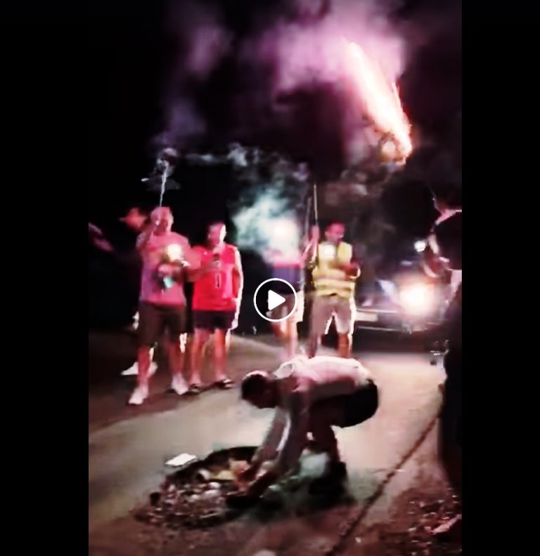 Tort, şampanie şi artificii pentru o groapă de pe un drum din Cluj! Metoda inedită de protest a unor clujeni