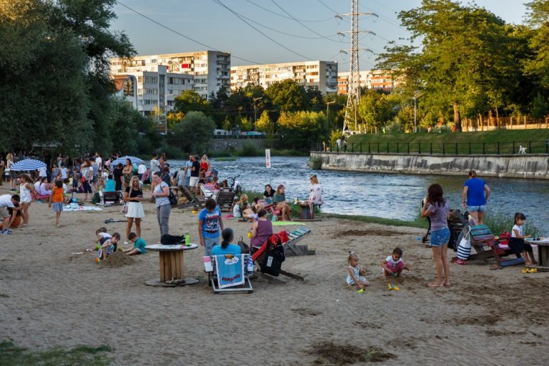 Proiect: părinţii din Cluj-Napoca vor primi bani pentru plata bonelor