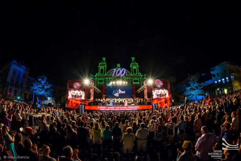 Concertul "La Operă" organizat în aer liber în centrul Clujului a adunat peste 4.000 de spectatori (VIDEO) 6 Concertul "La Opera" organizat în aer liber în centrul Clujului a adunat peste 4.000 de spectatori