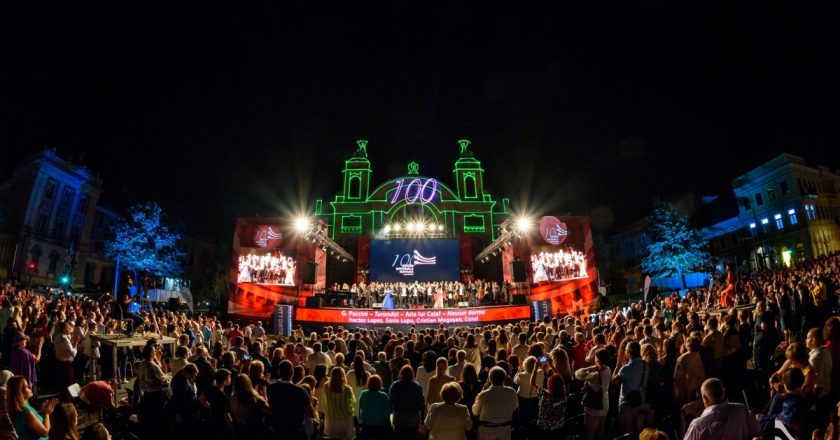 Concertul "La Opera" organizat în aer liber în centrul Clujului a adunat peste 4.000 de spectatori