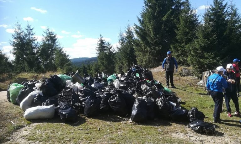 Ecologizare în jurul lacului Tarniţa: 150 de voluntari au strâns 1.200 de saci cu gunoaie (FOTO) 3 Ecologizare în jurul lacului Tarniţa: 150 de voluntari au strâns 1.200 de saci cu gunoaie