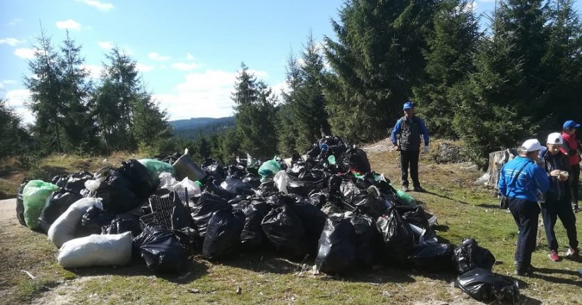 Ecologizare în jurul lacului Tarniţa: 150 de voluntari au strâns 1.200 de saci cu gunoaie