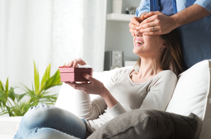 Vrei sa o surprinzi? TOP 5 idei de cadouri pentru iubita ta la care NU te-ai gandit pana acum