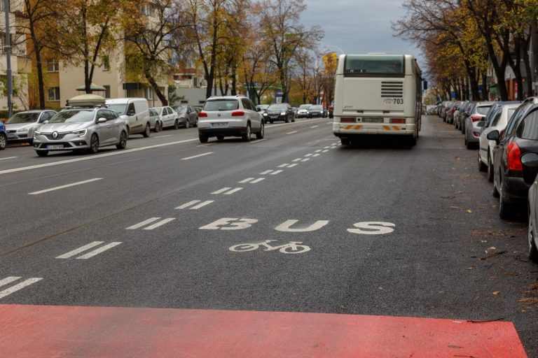A fost implementată banda dedicată transportului în comun de pe Calea Florești (FOTO) 3 A fost implementată banda dedicată transportului în comun pe Calea Florești