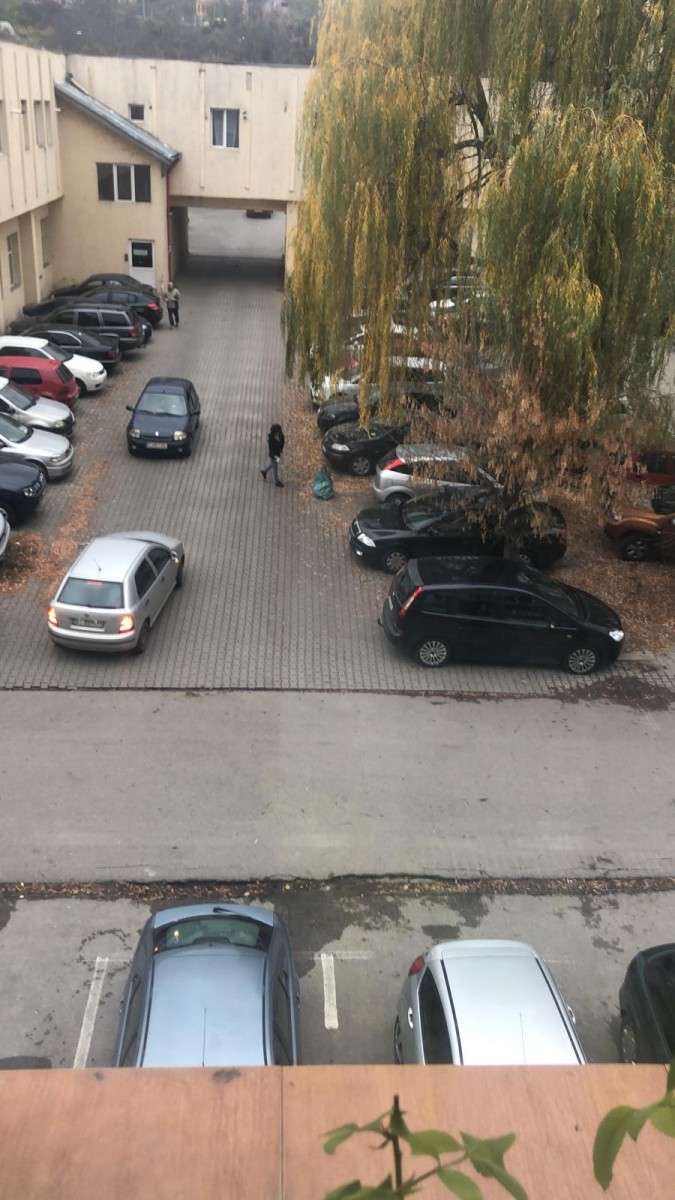 un barbat cu handicap strange gunoaiele de pe strazile din cluj