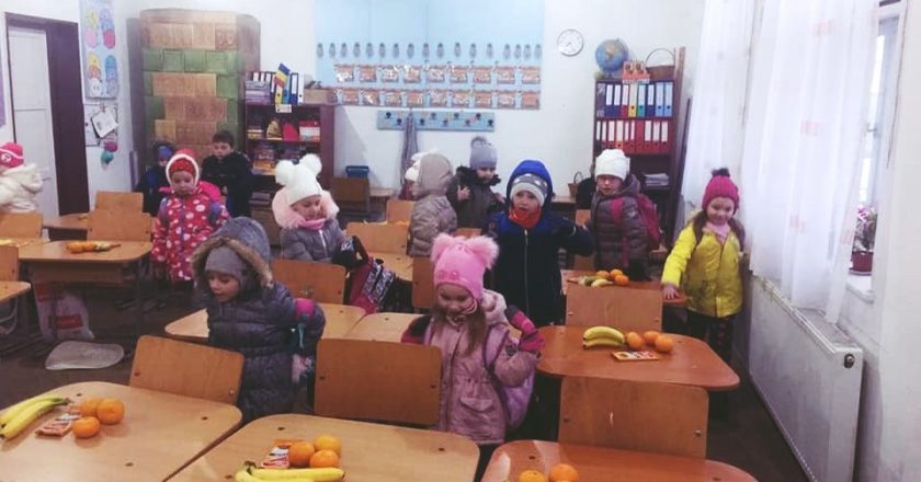 Surpriză pentru 160 de copii dintr-o comună din Cluj! Moş Nicolae a ajuns şi la ei